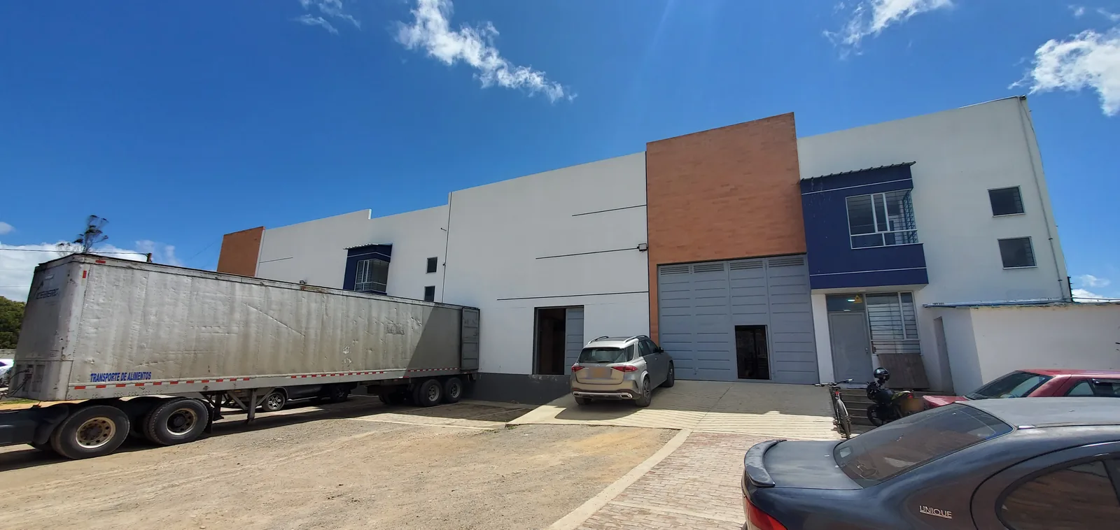 Fachada de la bodega de Impacta Comercializadora en el Km 4 vía Tunja–Soracá