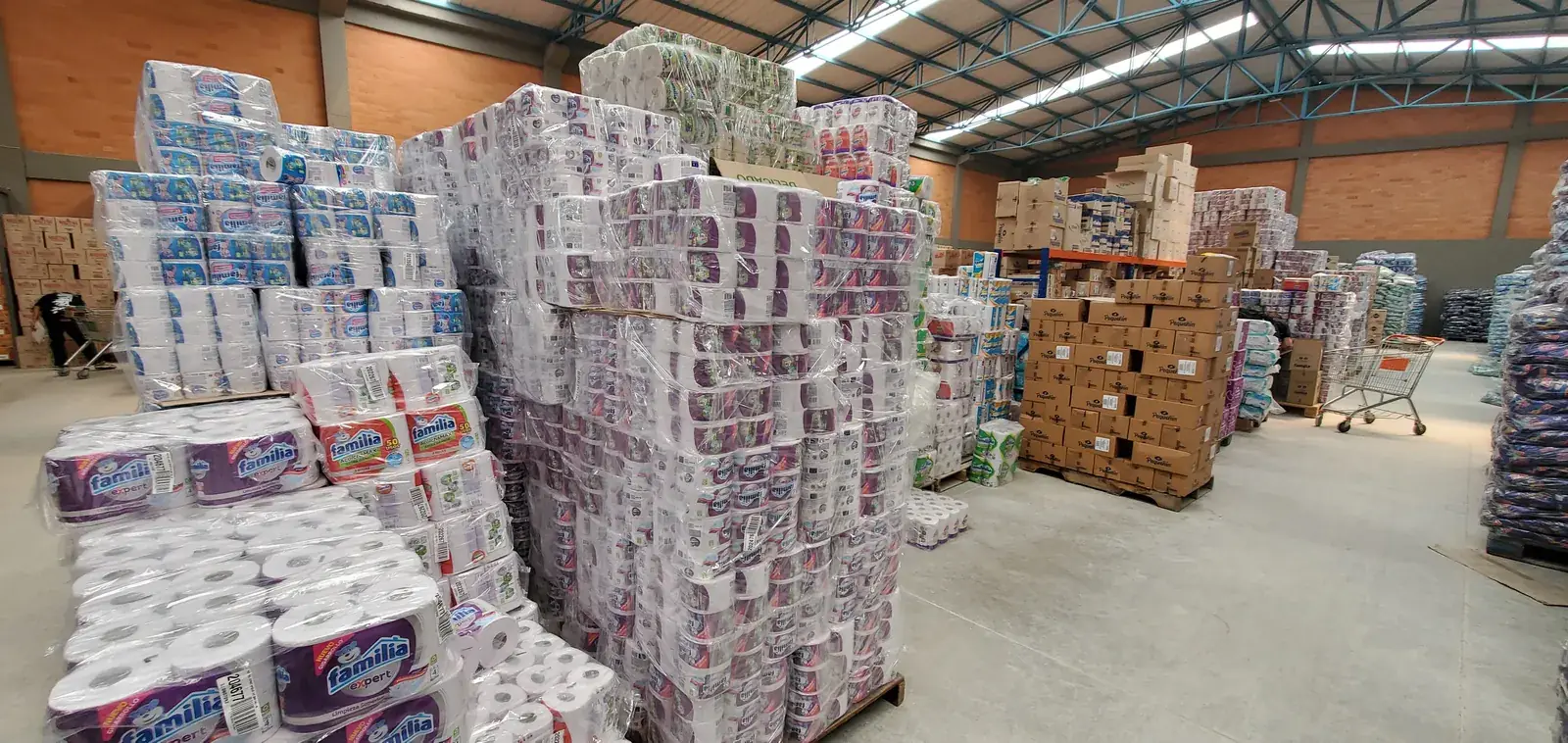 Producto de Grupo Familia organizado en la bodega de Impacta